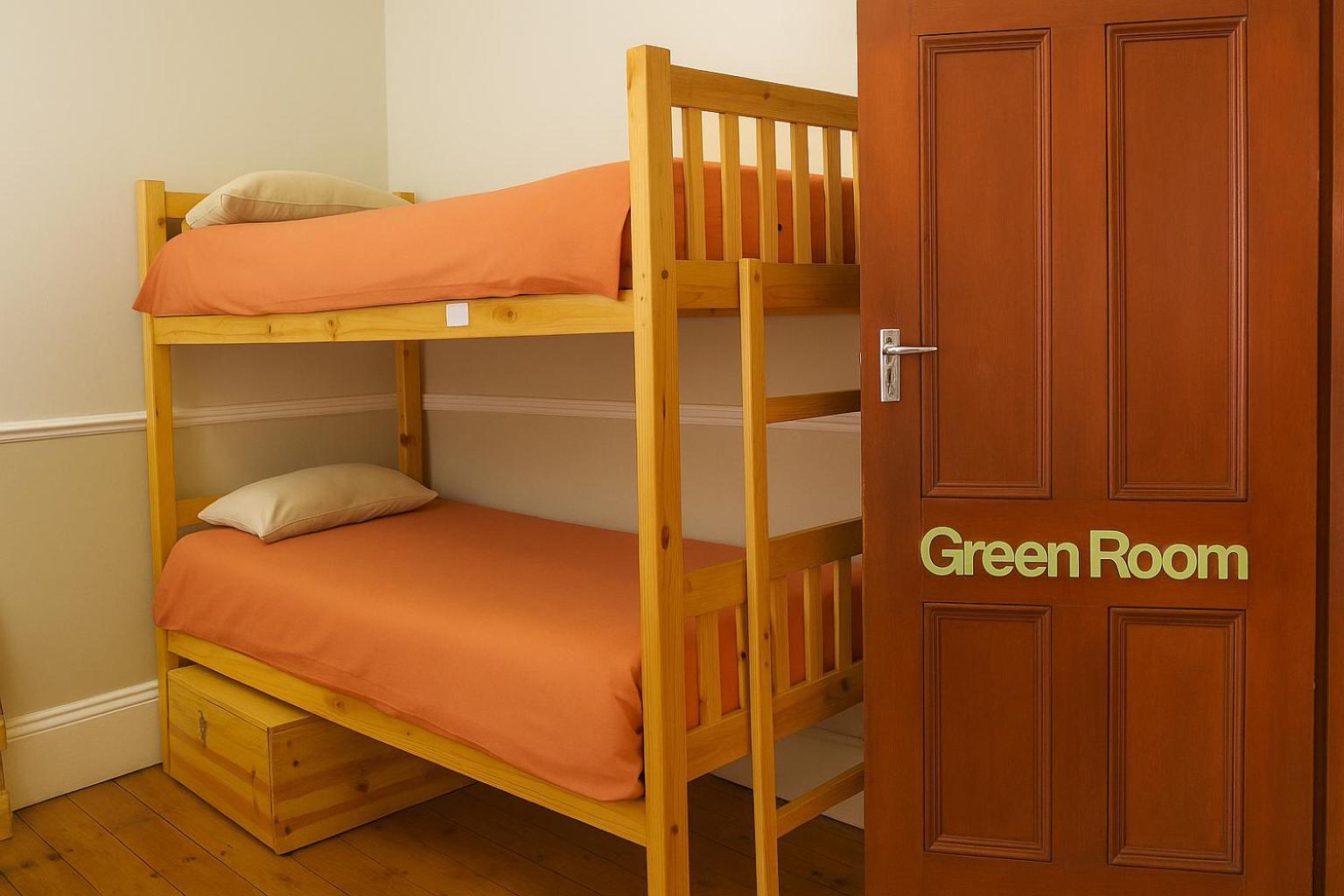 Green Elephant Backpackers Cape Town Room photo