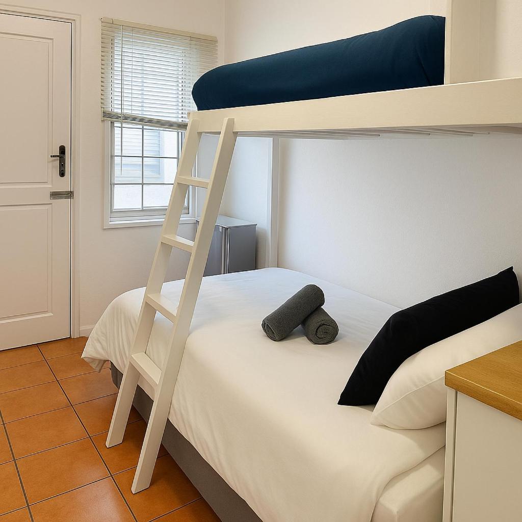 Green Elephant Backpackers Cape Town Room photo