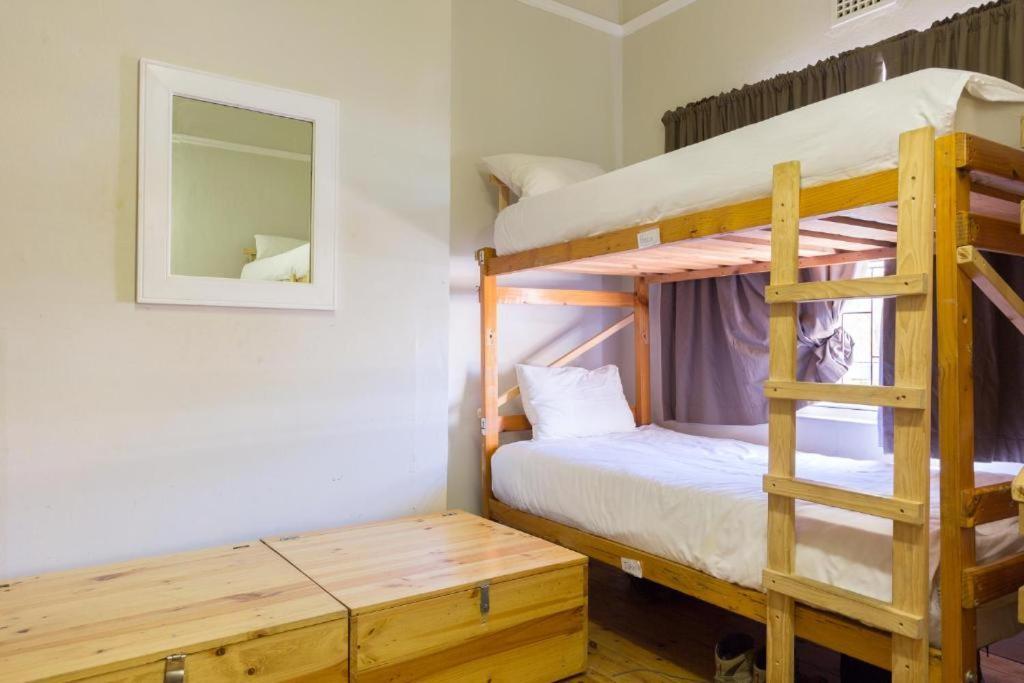 Green Elephant Backpackers Cape Town Room photo